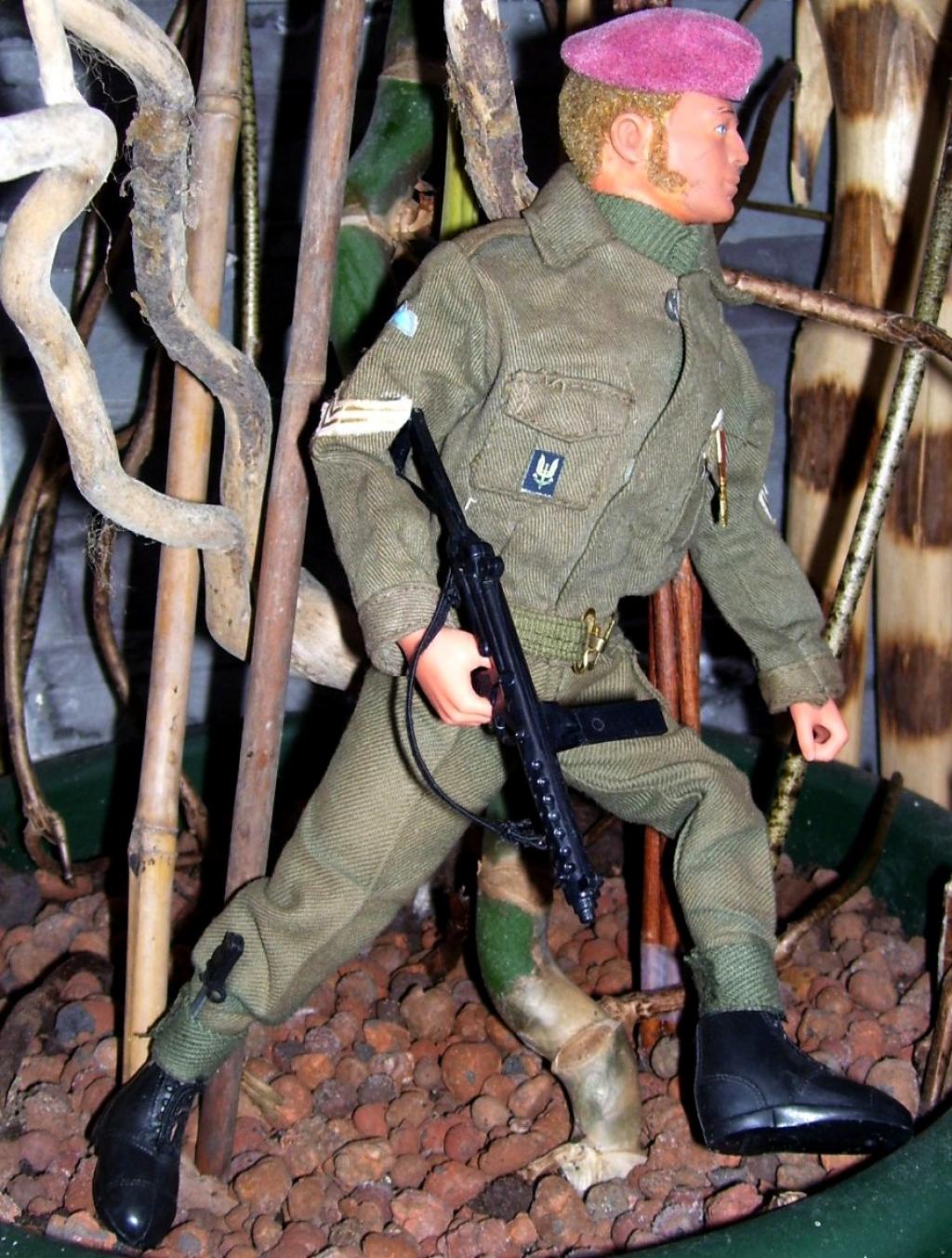 SAS WWII WITH ACTION MAN MATERIAL... 100_6406-44accb2