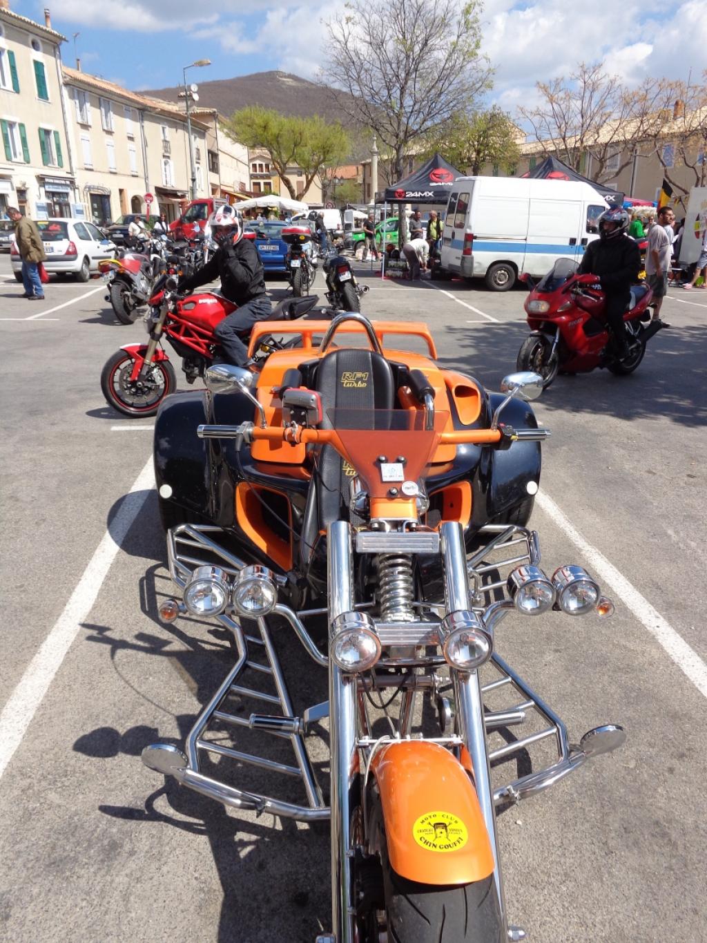 marché moto à Banon le 13 avril  017-450c6ec