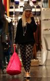 Christina Aguilera - Page 2 Th_44126_celebs4ever_Christina_Aguilera_Candids_Shopping_in_Hollywood_October_4th_2008_0022_122_1093lo