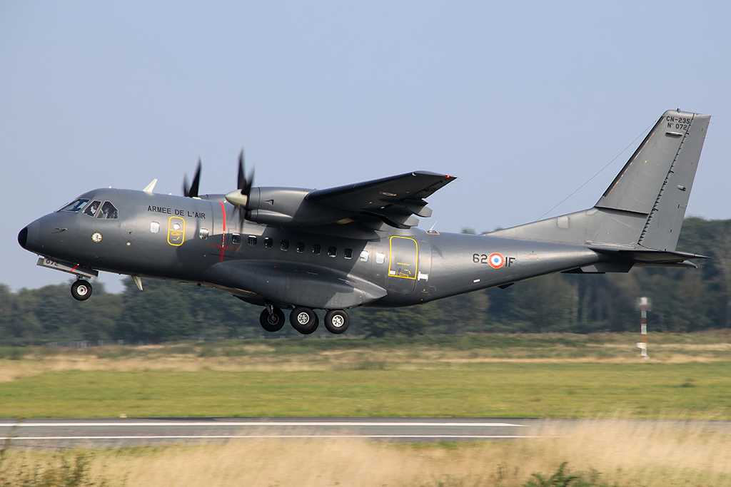 CASA CN-235-200M France - Air Force 072 / 62-IF & Boeing 737-8AS Ryanair EI-DAP Le 09.09.14 Img_1638-478bd33