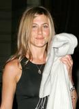 Jennifer Aniston - Page 4 Th_89125_Jennifer_Aniston_Candids_142_122_939lo