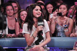 Selena Gomez - LQ x73 Th_229280805_ROBiNHOOD_HQHC_SELENAGOMEZ_8_24_2011_41_122_139lo