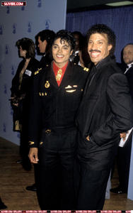 1986- The 28th Grammy Awards Th_799131241_2_122_7lo