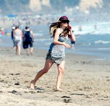 Avril Lavigne Th_98996_Preppie_Avril_Lavigne_hits_the_beach_in_Malibu_05.25.09_3565_122_1095lo