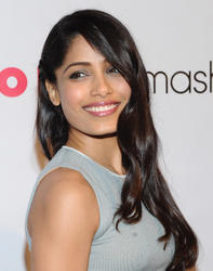 Freida Pinto Th_506539611_Pintoadds7_122_435lo