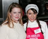 Events von 2008 Th_69271_Celebutopia-Alyssa_Milano_serves_food_at_the_Los_Angeles_Mission_on_Christmas_eve-22_122_1124lo