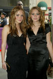 Mary-Kate & Ashley Olsen - Page 2 Th_53567_celebrity_city_city_Mary_Kate_Olsen_5