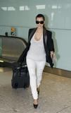 Kim Kardashian - Cleavy - Aereoporto di Nizza - 12 giu 09 Th_62912_Kim_234_122_1023lo