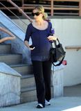 Sarah Michelle Gellar - Page 2 Th_07794_Celebutopia-Sarah_Michelle_Gellar_on_her_way_to_pilates_class_in_Encino-03_122_892lo