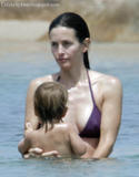 **~Pics de Courtney~** - Page 7 Th_04308_CourtneyCox_Nipple10_245lo