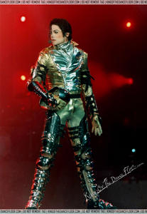 Algumas fotos da HIStory Tour ^^ Th_03456_111_122_427lo