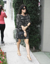 Selma Blair  shopping in L.A. Th_665589901_gallery_main_anne_hathaway_sweaty_058_122_350lo