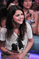 Selena Gomez - LQ x73 Th_229262516_ROBiNHOOD_HQHC_SELENAGOMEZ_8_24_2011_32_122_16lo