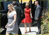 Victoria Beckham shopping in LA 29.04-07 Th_17074_victoria_beckham_wearing_all_red_20_122_454lo