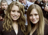 Mary-Kate & Ashley Olsen - Page 2 Th_53433_celebrity_city_city_Mary_Kate_Olsen_1