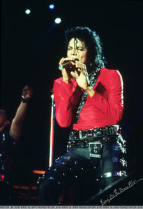 BAD WORLD TOUR  Th_39842_12_122_68lo