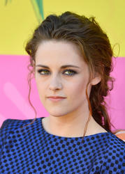 Kristen Stewart Th_133869220_kskca135_122_119lo