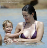 **~Pics de Courtney~** - Page 7 Th_04271_CourtneyCox_Nipple02_15lo