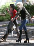 Kristen Stewart - Page 2 Th_02285_Preppie_-_Dakota_Fanning_and_Kristen_Stewart_on_The_Runaways_set_in_L.A._-_July_1_2009_814_122_482lo