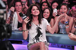 Selena Gomez - LQ x73 Th_422933680_ROBiNHOOD_HQHC_SELENAGOMEZ_8_24_2011_70_122_128lo