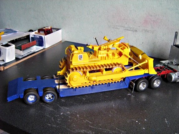 4 Achser Peterbilt mit Lowboy Trailer und Caterpillar Raupe als Ladung 9ep0q4v5r22