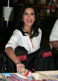 New pictures - Page 20 Th_94671_Celebutopia-Teri_Hatcher_visits_the_Los_Angeles_Regional_Food_Bank-04_122_1065lo