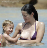 **~Pics de Courtney~** - Page 7 Th_04287_CourtneyCox_Nipple05_161lo