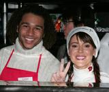 Events von 2008 Th_69672_Celebutopia-Alyssa_Milano_serves_food_at_the_Los_Angeles_Mission_on_Christmas_eve-20_122_890lo