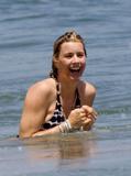 Tea Leoni - Bikini Candids - Luogo Sconosciuto - 18lug09 Th_88686_tea-bikini-girl-with-david-beach-02_122_407lo