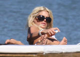 Victoria  Silvstedt - Bikini Candids - Sardegna - Luglio 2009 *ADDS* Th_01529_Preppie_-_Victoria_Silvstedt_candids_in_Sardina_-_July_20_2009_2274_122_158lo