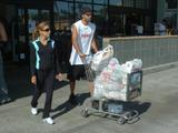 New pictures 2 - Page 2 Th_27584_va_Longoria_and_boyfriend_Tony_Parker_shop_at_Ralph_s_supermarket_in_LA_04_123_391lo