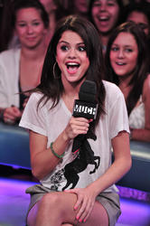 Selena Gomez - LQ x73 Th_229167966_ROBiNHOOD_HQHC_SELENAGOMEZ_8_24_2011_02_122_468lo