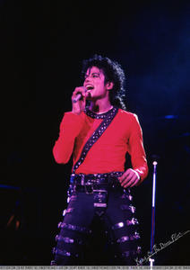 BAD WORLD TOUR  Th_39854_13_122_40lo