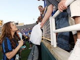 Alyssa Milano - Page 3 Th_27581_Preppie_-_Alyssa_Milano_at_the_World_Football_Challenge_soccer_match_between_Chelsea_and_Inter_Milan_at_the_Rose_Bowl_-_July_21_2009_241_122_493lo