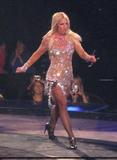 MAS DE 70 FOTOS: Britney en vivo desde londres 10/06/09 parte 2 Th_39200_Niki_UTB_LondonConcertPart2__1461_123_796lo