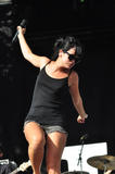 Lily Allen - Shorts on Stage - Londra - 22agosto09 Th_99864_Robynfan01_Lily_performing_at_V_Festival_in_London_145_122_592lo