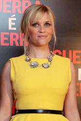 Reese Witherspoon  Th_310075790_CU_ReeseWitherspoon_ThisMeansWarpremiereinBrazil_05_122_13lo