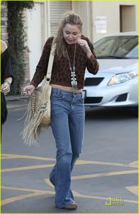 Nov 28, 2010 - Miley Cyrus - At Panera Bread in Studio City Th_81727_tduid1721_Forum.anhmjn.com_20101130084501018_122_1096lo