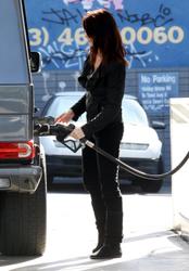 Nov 22, 2010 - Ashley Greene - At The Gas Station Th_12948_tduid1721_Forum.anhmjn.com_20101128094927010_122_920lo