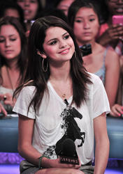 Selena Gomez - LQ x73 Th_422925120_ROBiNHOOD_HQHC_SELENAGOMEZ_8_24_2011_25_122_437lo