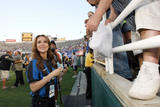 Alyssa Milano - Page 3 Th_30403_Preppie_-_Alyssa_Milano_at_the_World_Football_Challenge_soccer_match_between_Chelsea_and_Inter_Milan_at_the_Rose_Bowl_-_July_21_2009_230_122_50lo