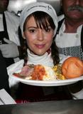 Events von 2008 Th_69119_Celebutopia-Alyssa_Milano_serves_food_at_the_Los_Angeles_Mission_on_Christmas_eve-10_122_903lo