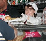 Events von 2008 Th_69063_Celebutopia-Alyssa_Milano_serves_food_at_the_Los_Angeles_Mission_on_Christmas_eve-04_122_766lo