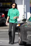 New pictures - Page 20 Th_59672_Celebutopia-Teri_Hatcher_pumping_gas_in_Hollywood-05_123_591lo