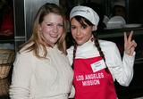 Events von 2008 Th_69592_Celebutopia-Alyssa_Milano_serves_food_at_the_Los_Angeles_Mission_on_Christmas_eve-14_122_708lo