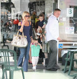 Victoria and her family at Mel's diner 17/10-07 Th_62938_CelebutopiaVictoriaBeckhamatMelsDinerinWestHollywood05_122_637lo