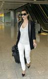 Kim Kardashian - Cleavy - Aereoporto di Nizza - 12 giu 09 Th_62808_Kim_068_122_654lo