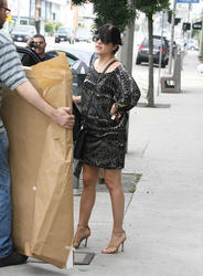 Selma Blair  shopping in L.A. Th_766557770_gallery_main_anne_hathaway_sweaty_053_122_120lo