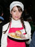 Events von 2008 Th_69031_Celebutopia-Alyssa_Milano_serves_food_at_the_Los_Angeles_Mission_on_Christmas_eve-02_122_484lo