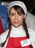 Events von 2008 Th_69710_Celebutopia-Alyssa_Milano_serves_food_at_the_Los_Angeles_Mission_on_Christmas_eve-23_122_74lo